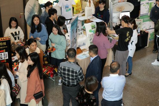 展区内，学生及教师在看展。由校方供图